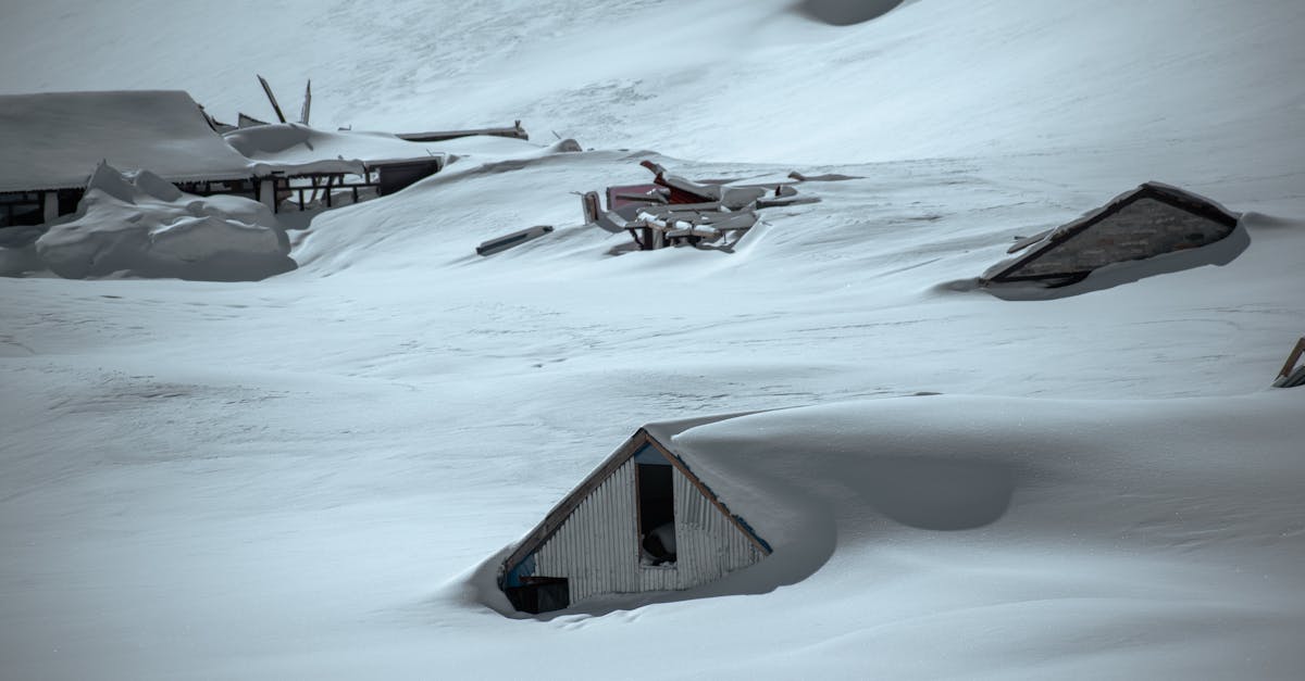 découvrez comment le changement climatique influence la dynamique des avalanches, modifiant fréquence, intensité et comportement des masses de neige.