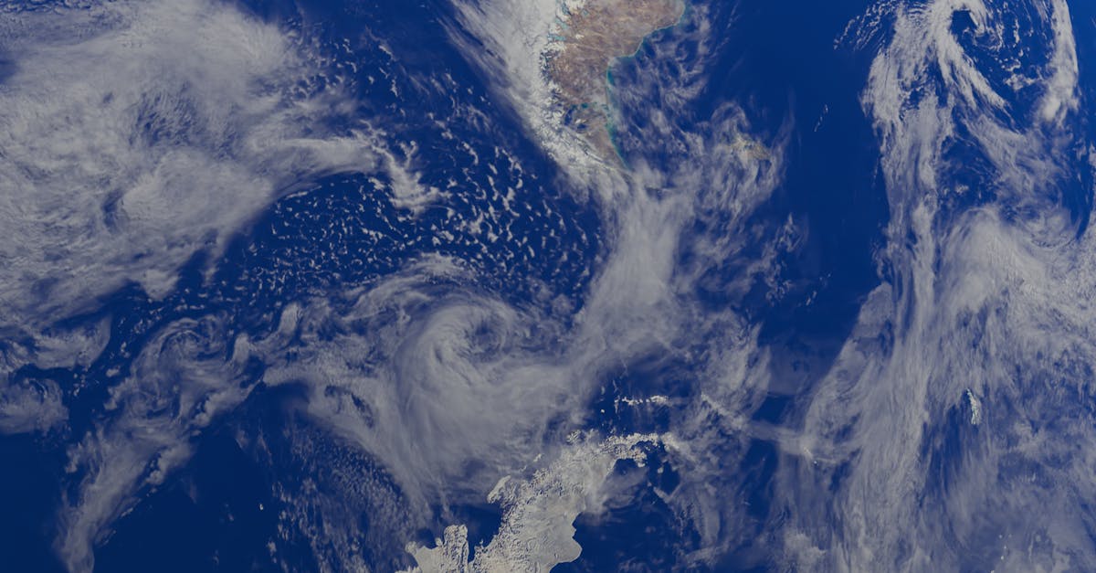 les climatologues étudient le climat de la terre, analysent les variations météorologiques et anticipent les changements climatiques pour mieux comprendre et protéger notre planète.