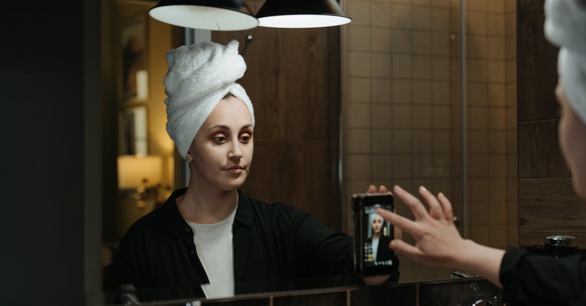 découvrez ce qu'est un deepfake, ses applications, ses risques et son impact sur la société à l'ère du numérique.