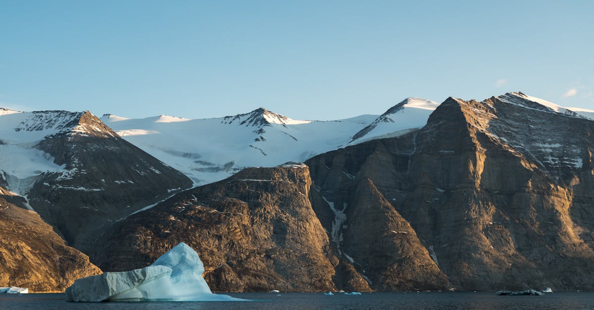 découvrez les causes, les impacts et les solutions face à l'élévation du niveau de la mer due au changement climatique.