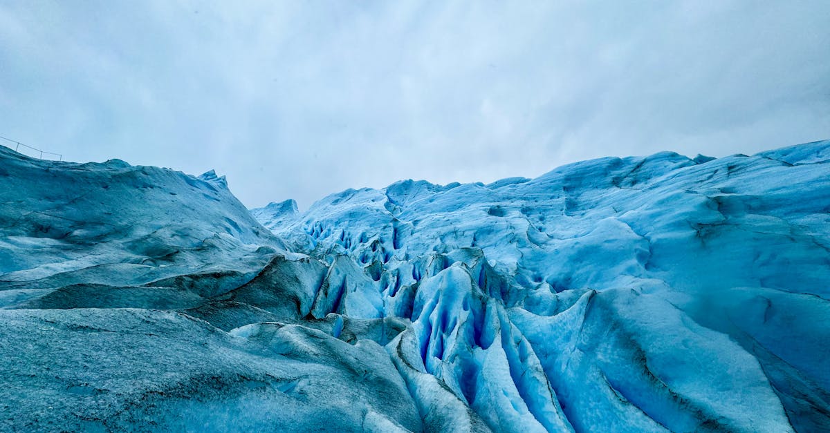 découvrez tout sur les glaciers : formation, types, impact environnemental et importance dans le climat mondial.