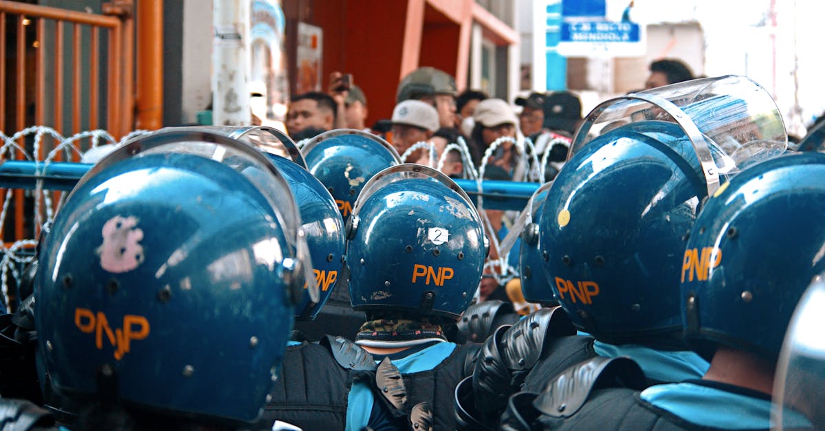 la sécurité humaine : un concept centré sur la protection et le bien-être des individus face aux menaces économiques, sociales, politiques et environnementales.