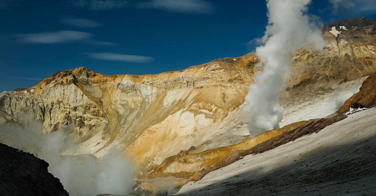 découvrez les fondamentaux de la tectonique des plaques, leur rôle dans la formation des montagnes, les séismes et l'évolution de la surface terrestre.