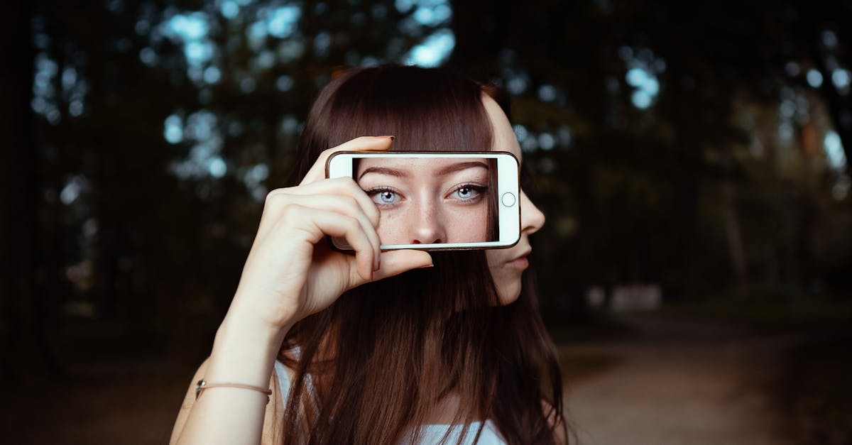 découvrez ce qu'est le deepfake, une technologie de synthèse d'images et de vidéos qui permet de créer des contenus réalistes mais falsifiés, et ses implications éthiques et sécuritaires.