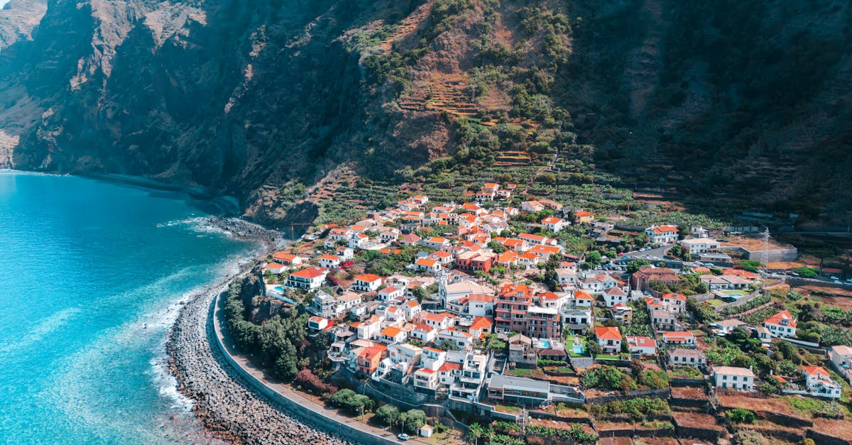 découvrez les meilleurs sentiers de randonnée à madère, une île paradisiaque offrant des paysages spectaculaires, une nature préservée et des panoramas à couper le souffle.