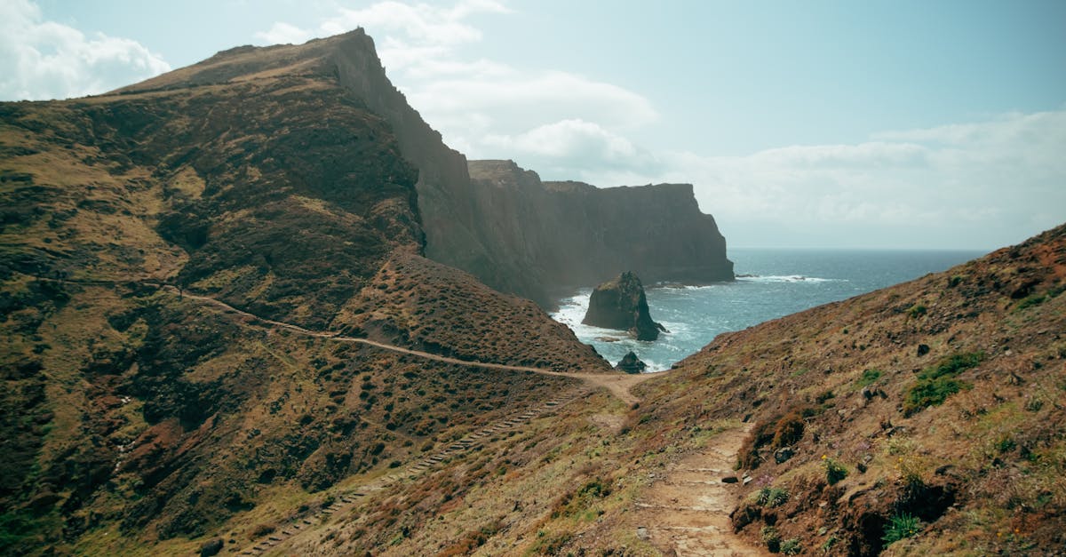 découvrez les meilleurs sentiers de randonnée à madère, une île paradisiaque offrant des paysages spectaculaires, une nature préservée et des aventures inoubliables pour tous les niveaux.