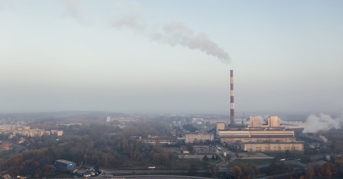 découvrez les enjeux liés aux émissions de gaz à effet de serre, leurs impacts sur l'environnement et les solutions pour réduire notre empreinte carbone. informez-vous sur les politiques, les innovations et les actions indispensables pour lutter contre le changement climatique.