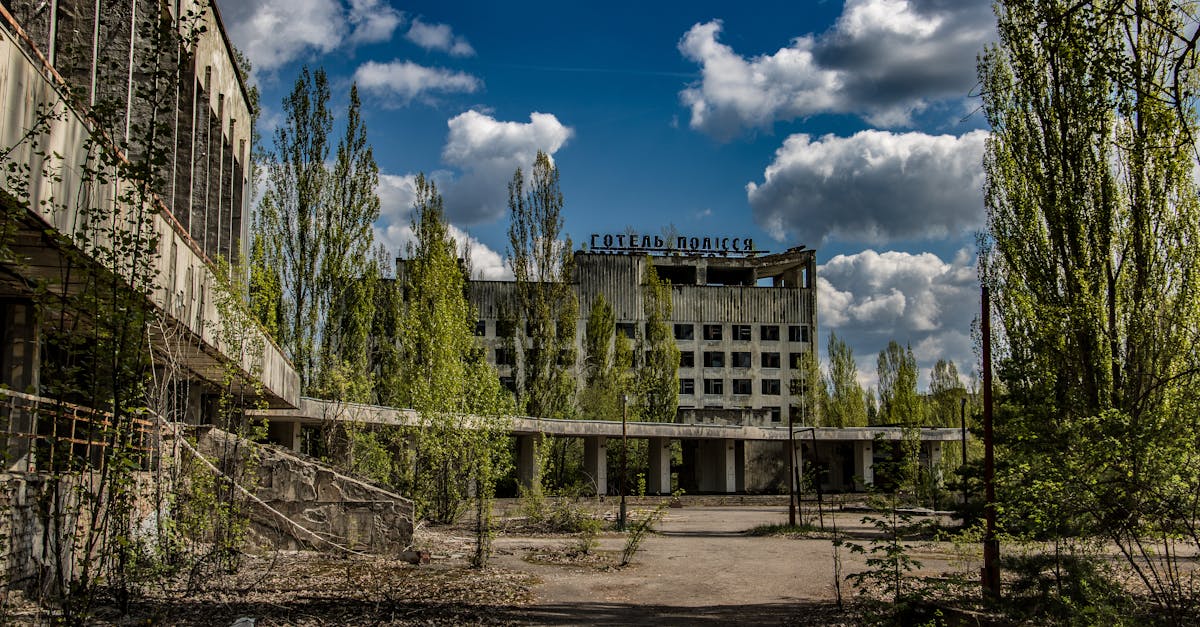 découvrez l'histoire de tchernobyl, site de la catastrophe nucléaire de 1986, ses conséquences et son impact environnemental et humain.