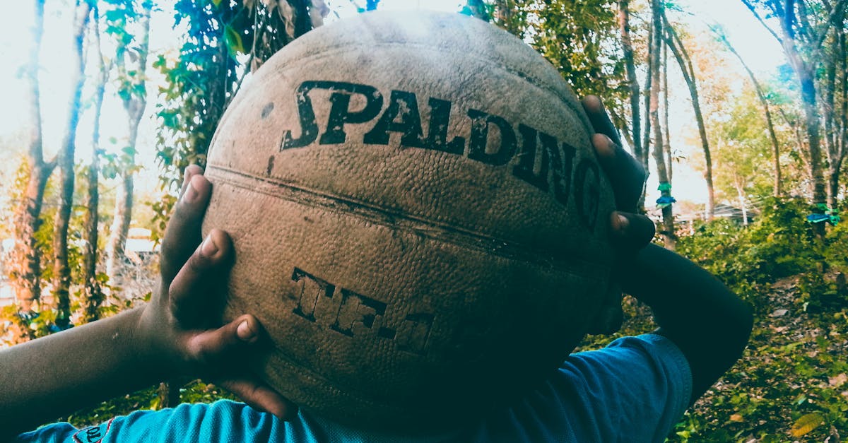 découvrez les enjeux et les causes de la violence dans le sport, ainsi que les solutions pour la prévenir et promouvoir un environnement sportif sain et respectueux.