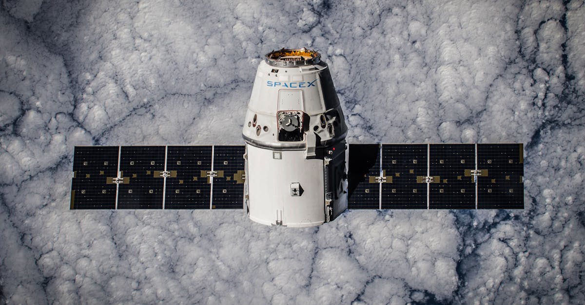 découvrez le monde fascinant des satellites, des dispositifs technologiques qui orbitent autour de la terre pour fournir des données essentielles en communication, météorologie et exploration de l'espace.