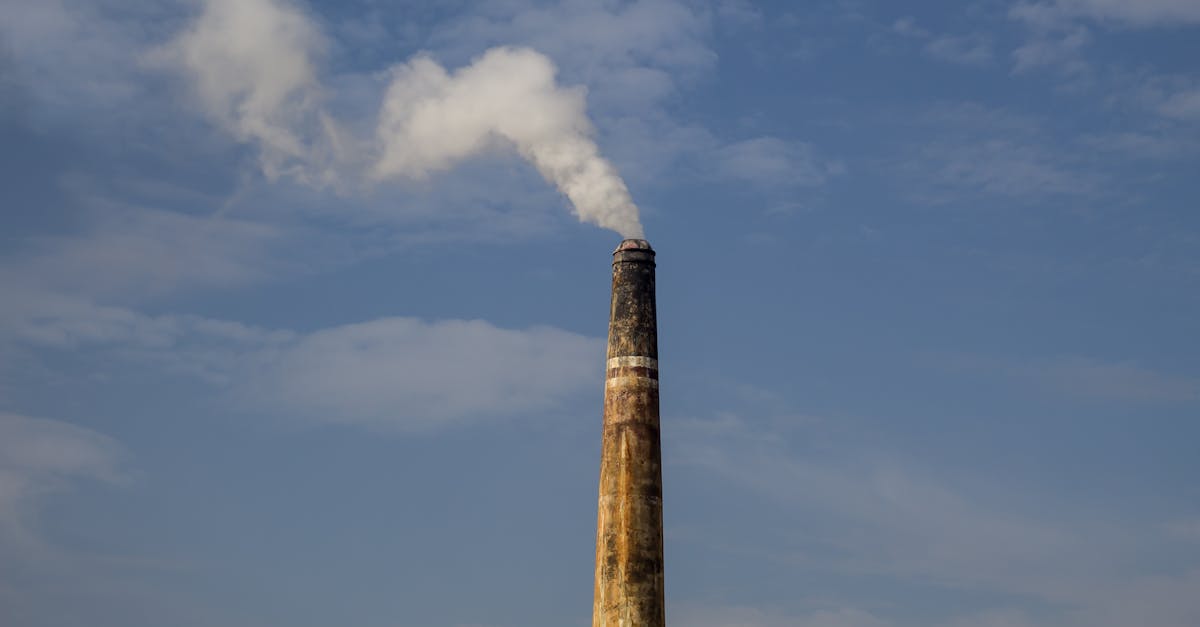 découvrez les sources, les impacts et les solutions pour réduire les émissions de méthane, un puissant gaz à effet de serre contribuant au changement climatique.