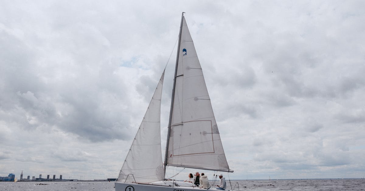 découvrez l'art de la voile : conseils, techniques et destinations pour naviguer en toute sécurité et profiter pleinement de vos aventures en mer.
