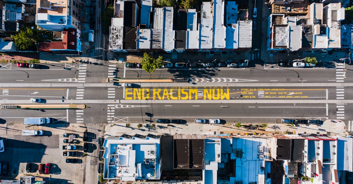 découvrez une analyse approfondie du racisme, ses origines, ses manifestations et les moyens de le combattre pour promouvoir l'égalité et la justice sociale.