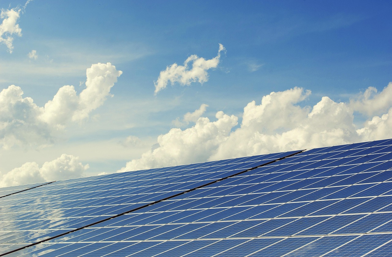 découvrez des solutions d'énergie renouvelable pour votre maison, réduisez votre empreinte écologique et économisez sur vos factures d'énergie grâce aux technologies durables.
