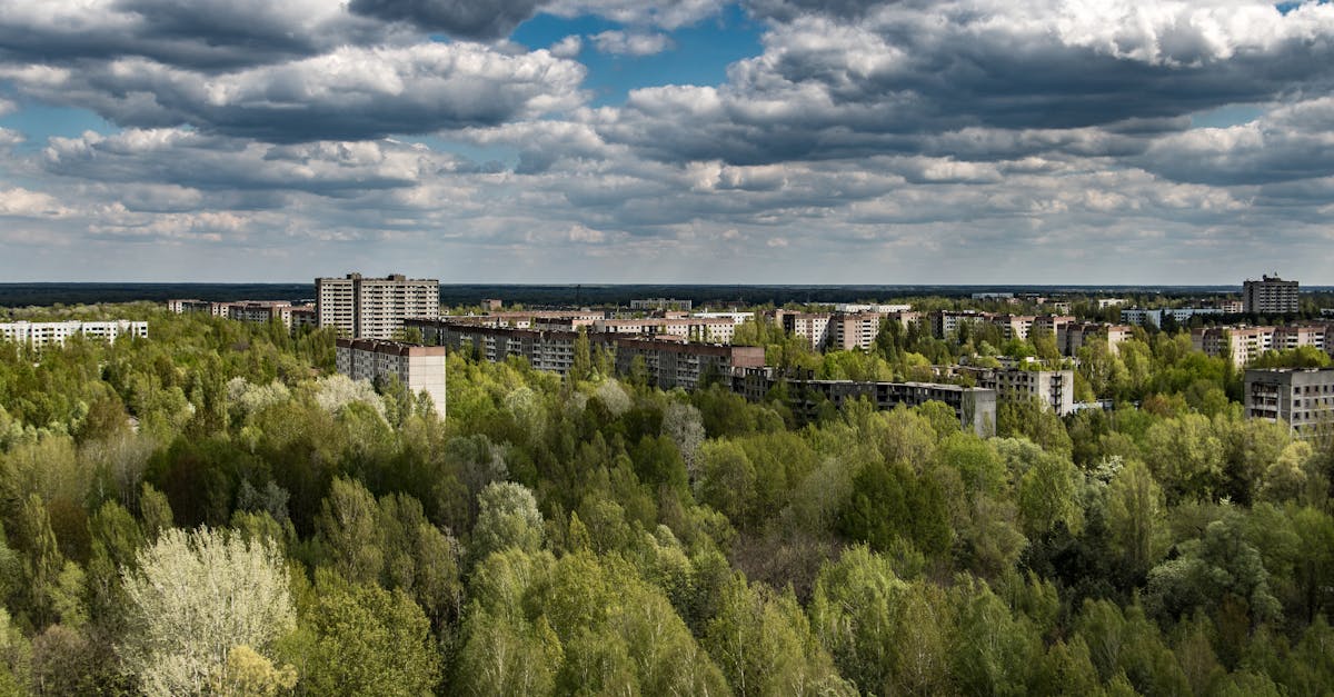 découvrez l'histoire de tchernobyl, site de la catastrophe nucléaire de 1986, son impact environnemental et humain, ainsi que la zone d'exclusion encore aujourd'hui.